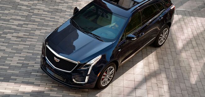 Innovador diseño exterior de Cadillac XT5 2023 con quemacocos doble