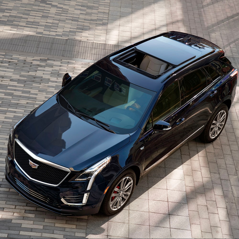 SUV de lujo Cadillac XT5 2024 con quemacocos panorámico